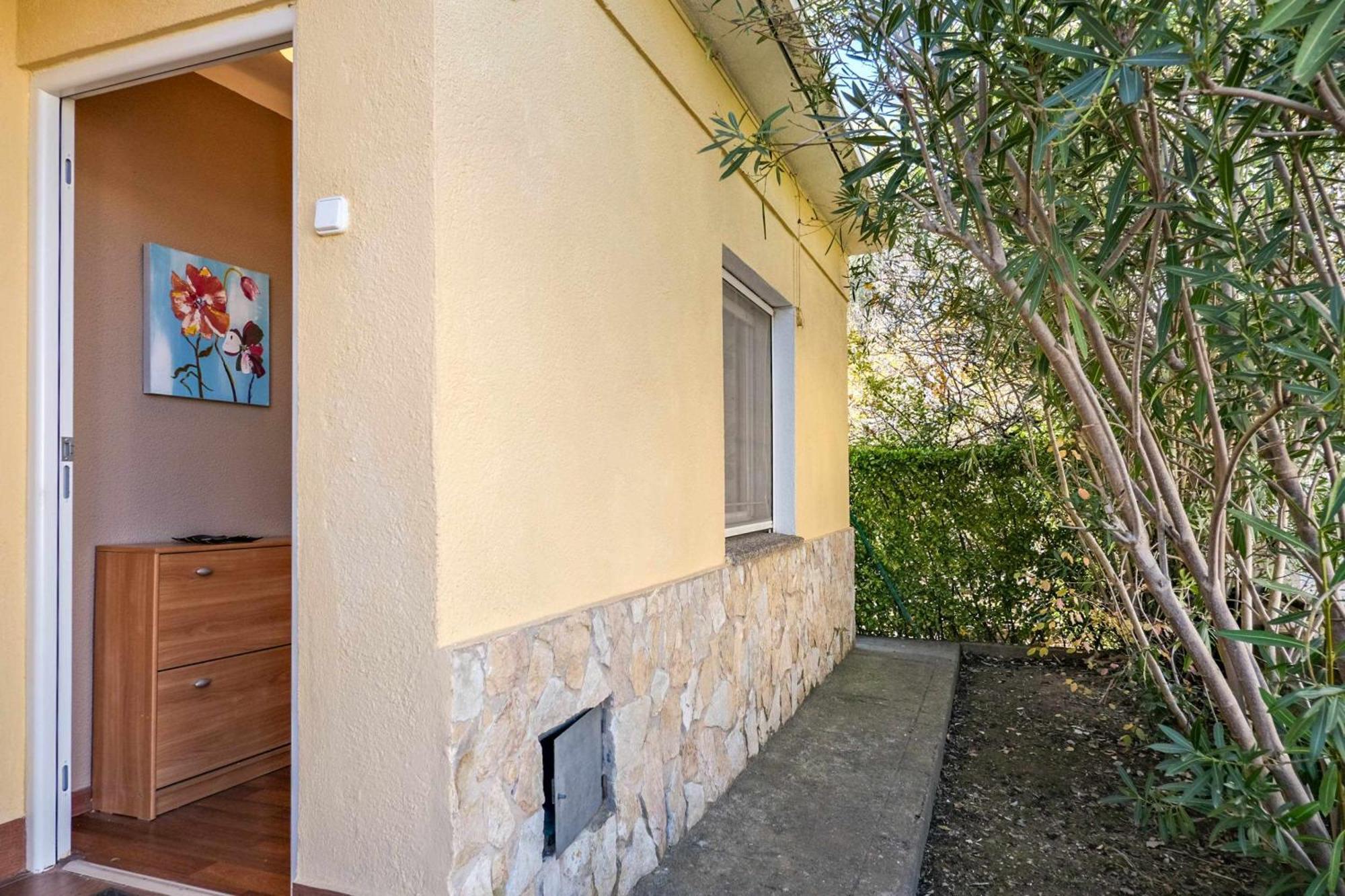 Can Camps Besalu Casa Planta Baja Con Jardin Exteriör bild
